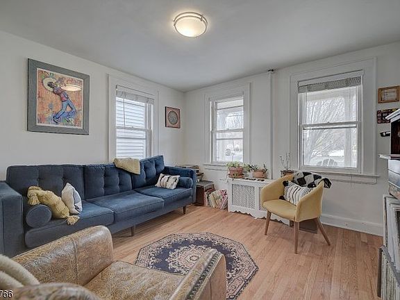 4th image of 304 Essex St