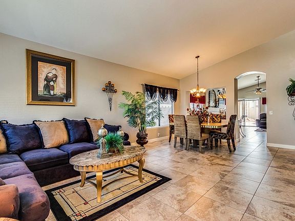 5th image of 2233 W Myrtle Dr