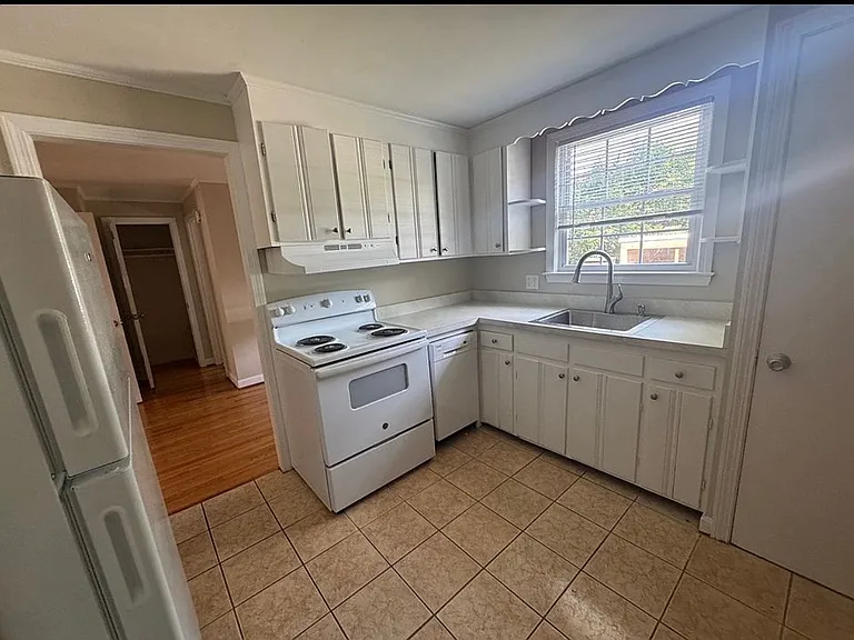 194 Woodrow St #B — Photo 8