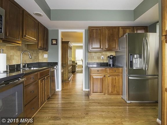 Stunning kitchen with new granite & new SS appl