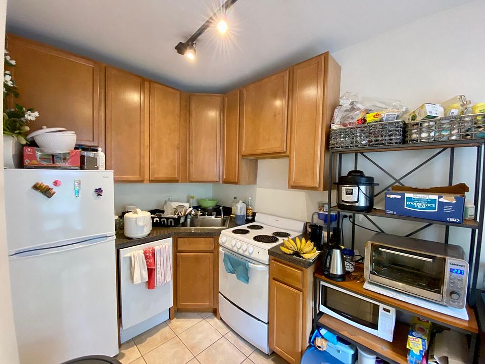 1st image of 2146 N Dayton St APT 304