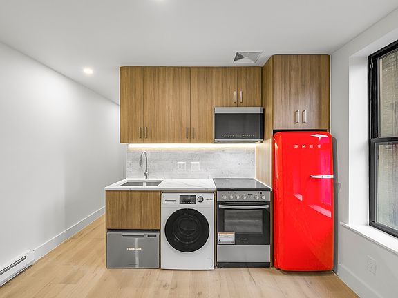 3rd image of 236 W 15th St APT 26