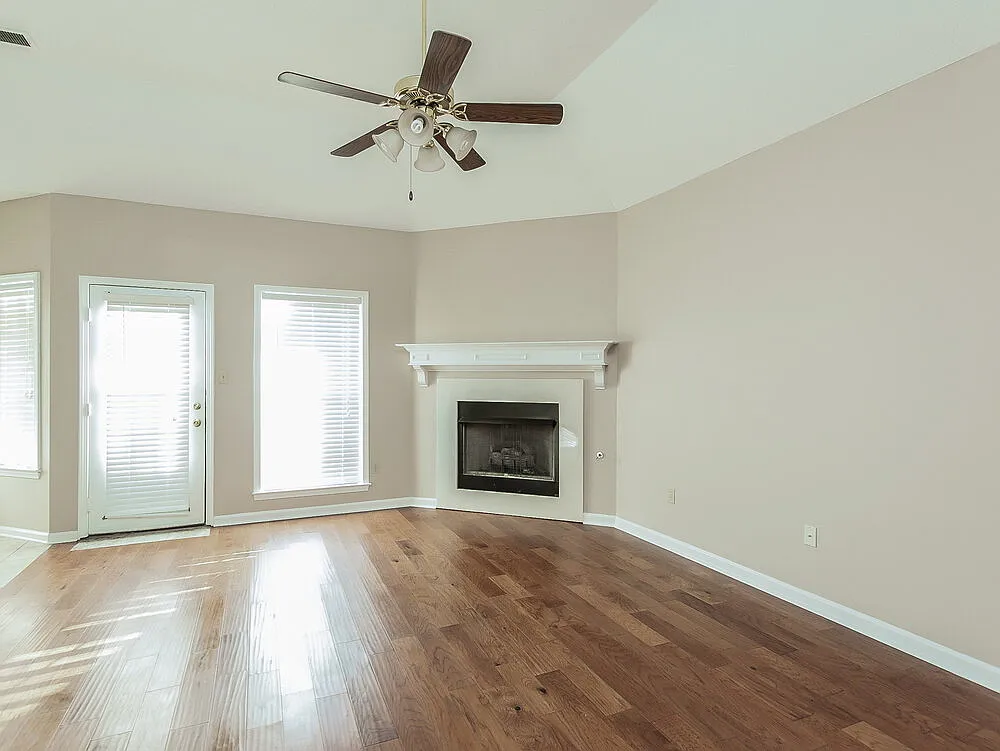 5 bed, 3.0 bath, 2333 sqft, $3,140 — Photo 2