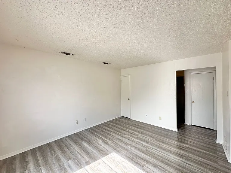 2101 Robert E Lee Dr — Photo 4