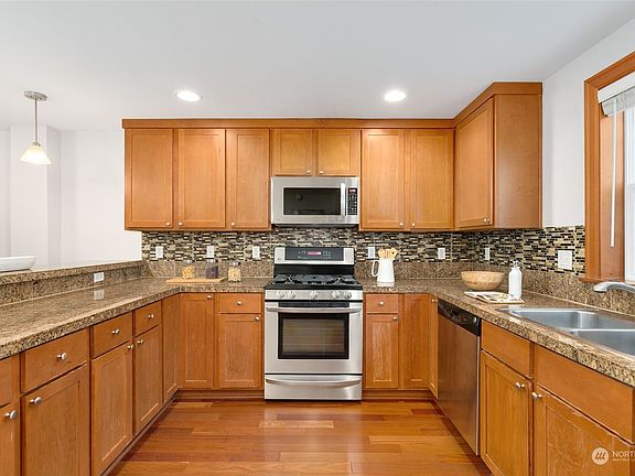 5th image of 1029 B NE 123rd Street