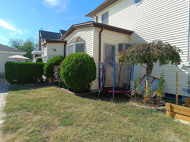 2 Leroy St — Photo 2