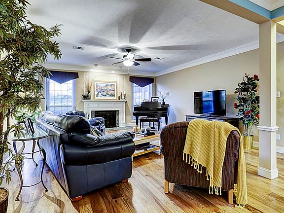 4th image of 101 N Hall Dr