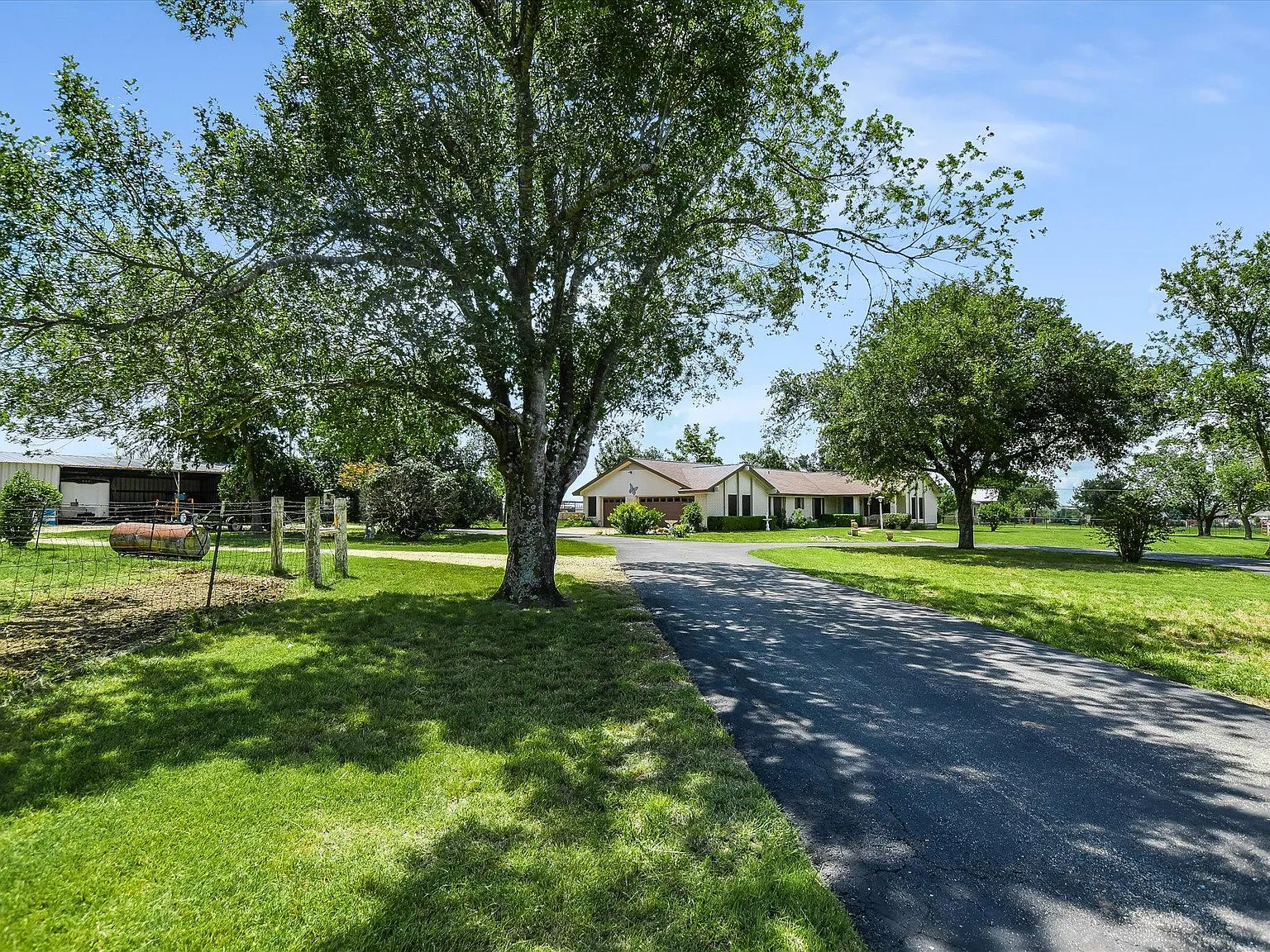 4 bed, 2.5 bath, 2136 sqft, $3,000 — Photo 3