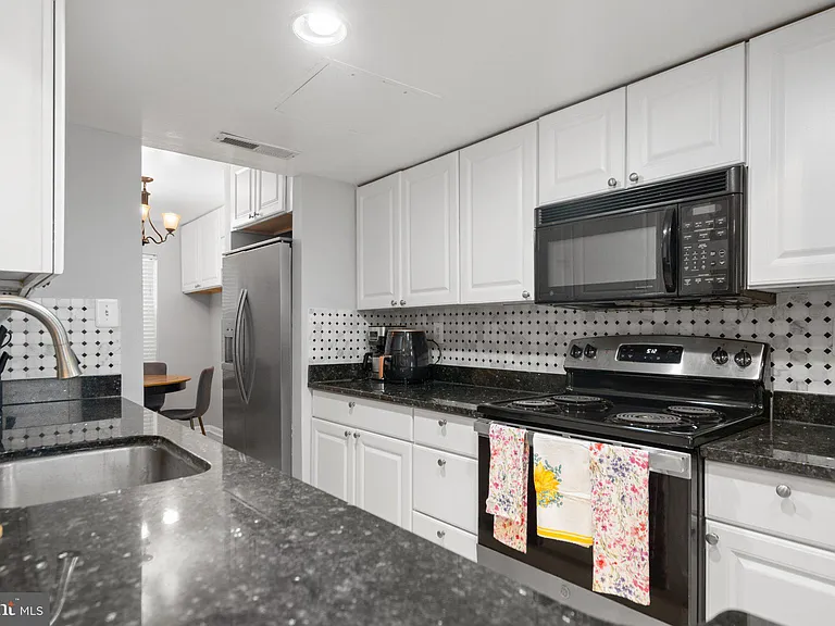 228 Stevenson Sq — Photo 6