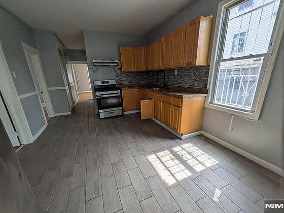 5th image of 555 S 10th St