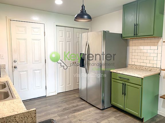 5th image of 827 Woodmore Ln