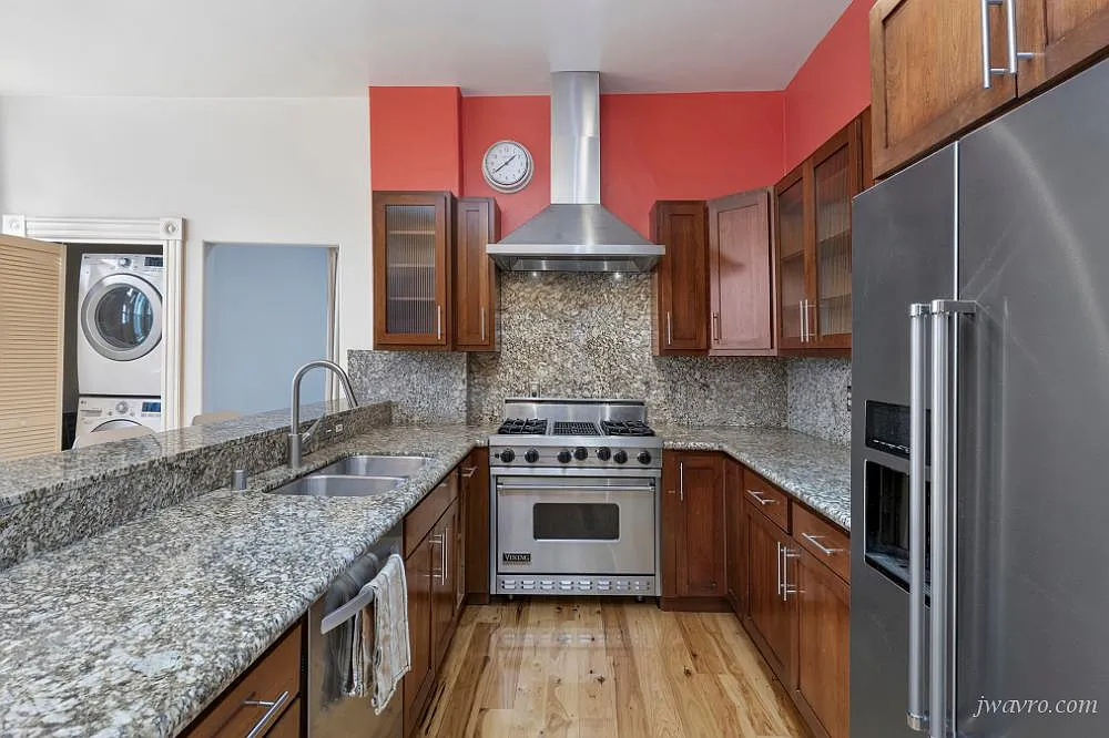 Gorgeous Top Floor Apt! Partially furnished or unfurnished — Photo 2
