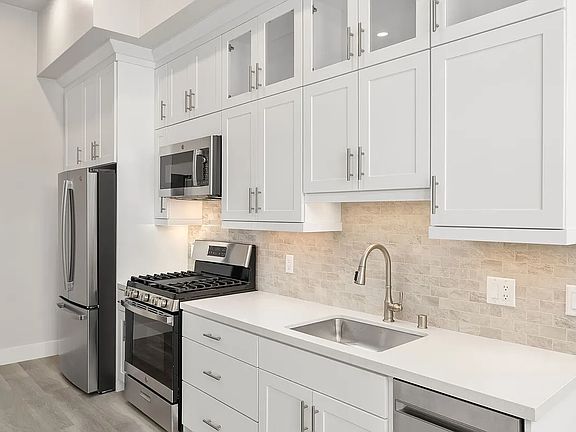3rd image of 321 Ivy St #206