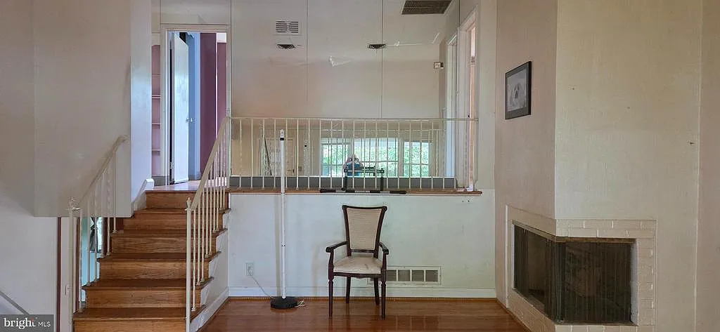 3 bed, 2.0 bath, 1957 sqft, $2,100 — Photo 2
