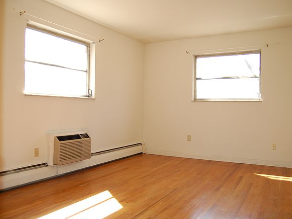 2nd image of 2931 Linwood Ave APT C