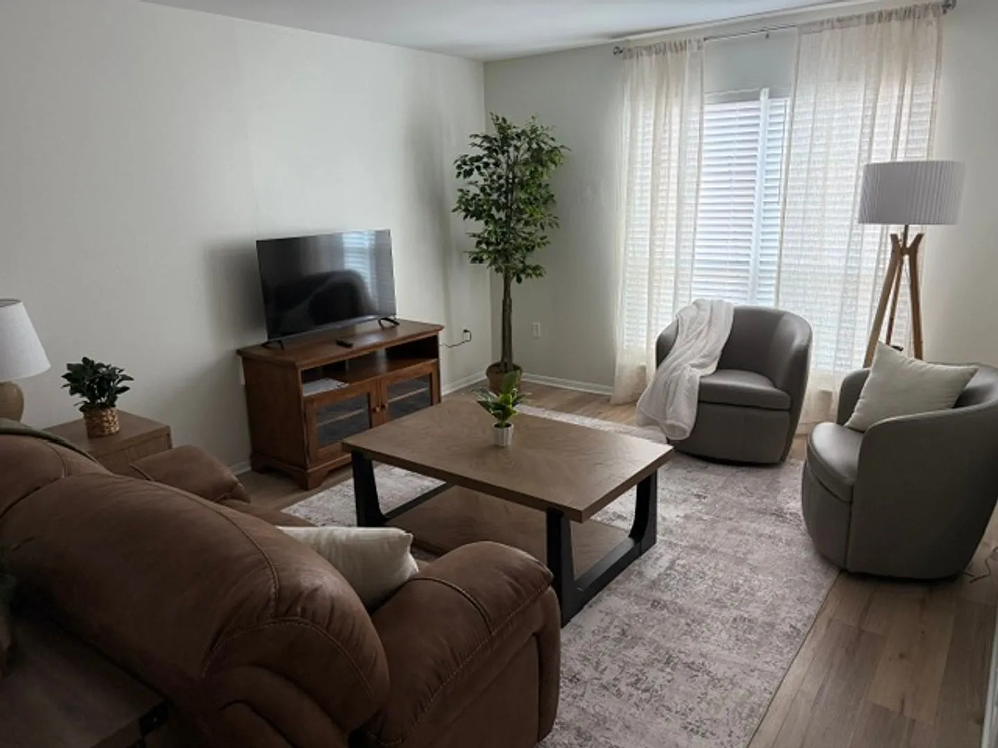 1 Bed 1 Bath Condo Available! — Photo 2