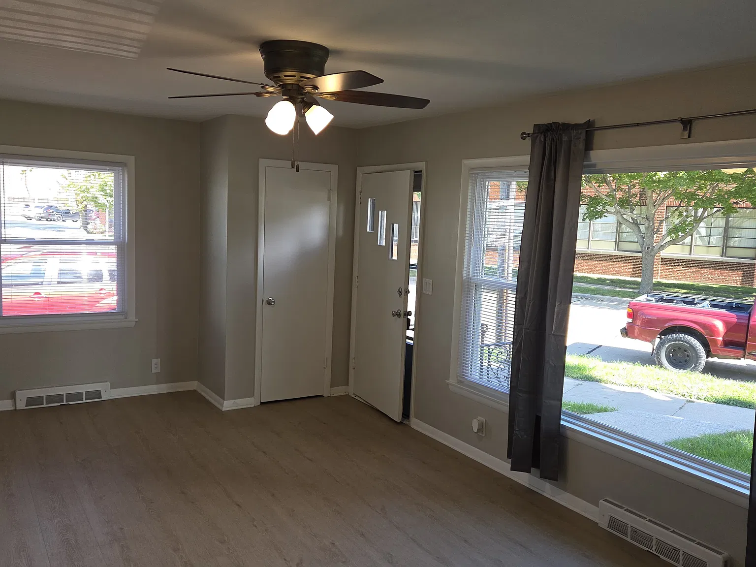 3 bed, 992 sqft, $1,950 — Photo 3
