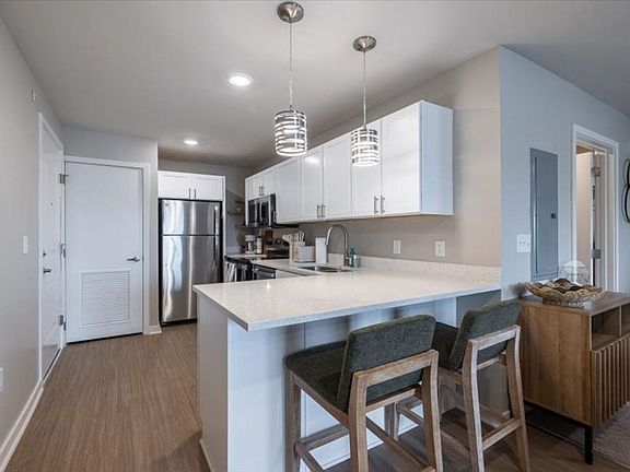 3rd image of 602 E 8th St #541
