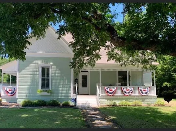 703 College St, Grandview, TX 76050