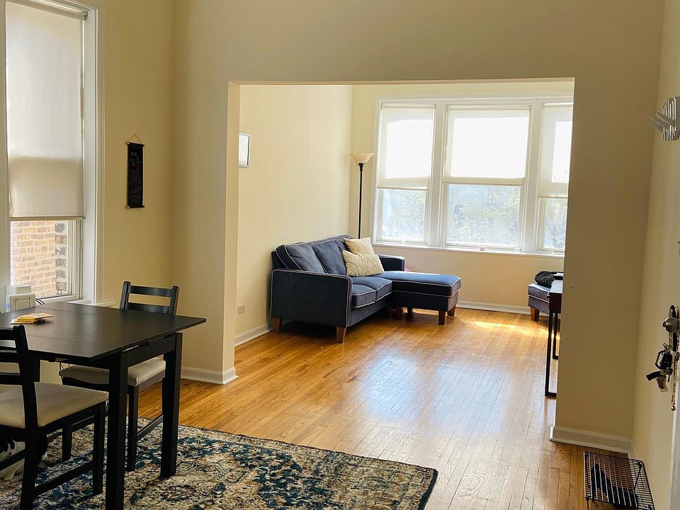Versatile, large living and dining area with vaulted ceilings.