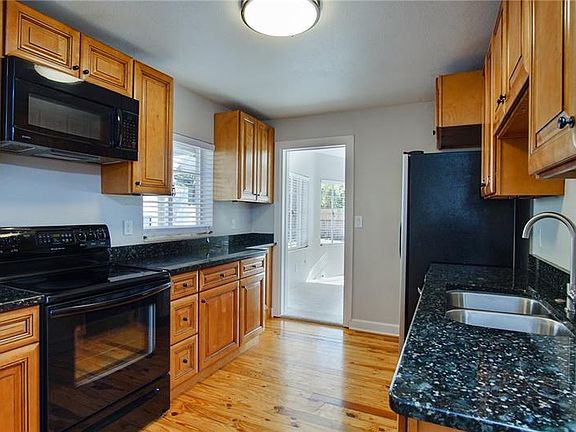 4th image of 216 17th Ave NE