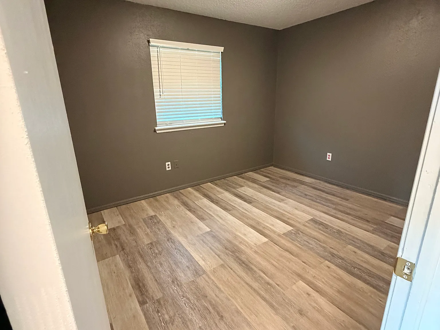 3 bed, 1.5 bath, 1400 sqft, $1,400 — Photo 4