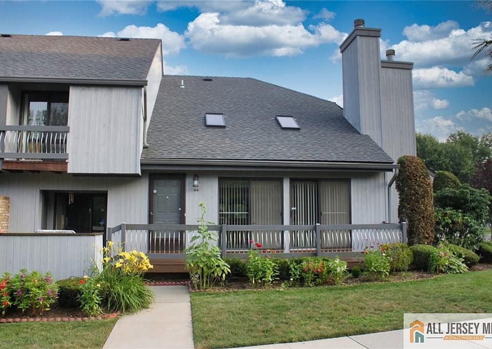 1st image of 44 Wisteria Ct S