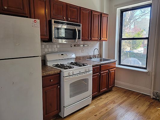 3rd image of 432 Union Ave APT 2R