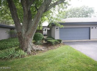6098 Parview Dr SE, Grand Rapids, MI 49546