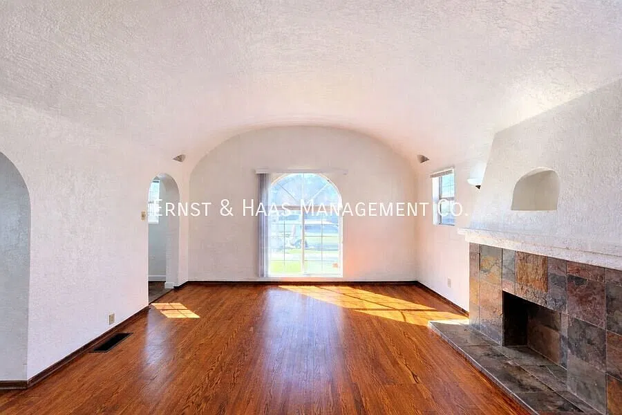 Beautiful 4-Bedroom, 2-Bathroom Home in a Charming North Long Beach Neighborhood! — Photo 3