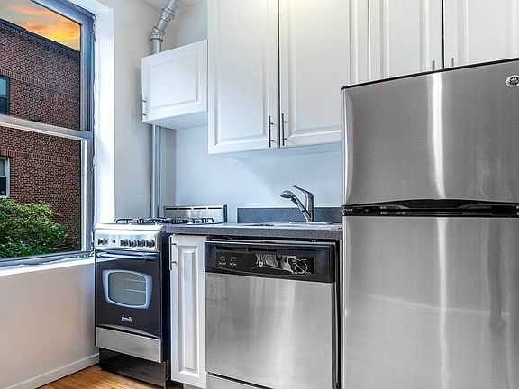 5th image of 31 Bedford St #39