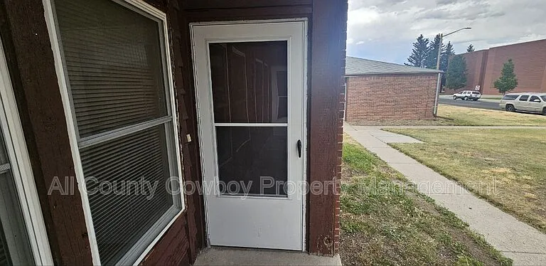 126 S Cribbon Ave — Photo 2