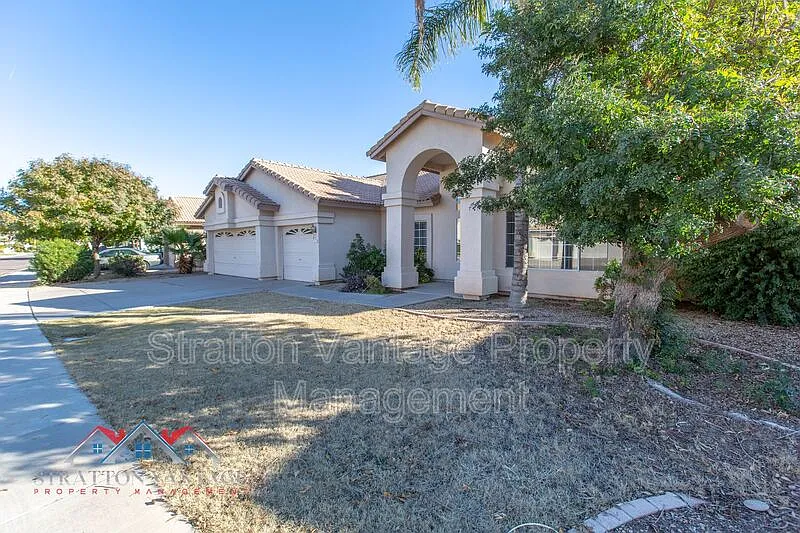4 bed, 2.5 bath, 2400 sqft, $2,700 — Photo 3