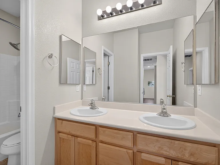 5858 Hazelwood Cmn — Photo 26
