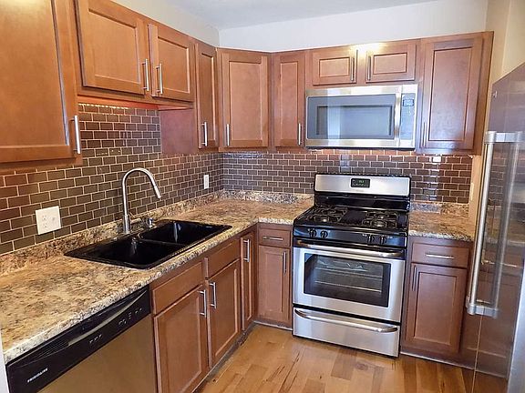 3rd image of 693 Desoto St