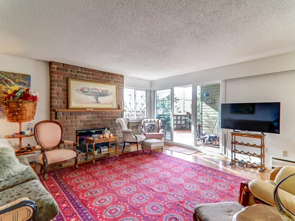 327 9th St #103, New Westminster, BC V3M 3V8