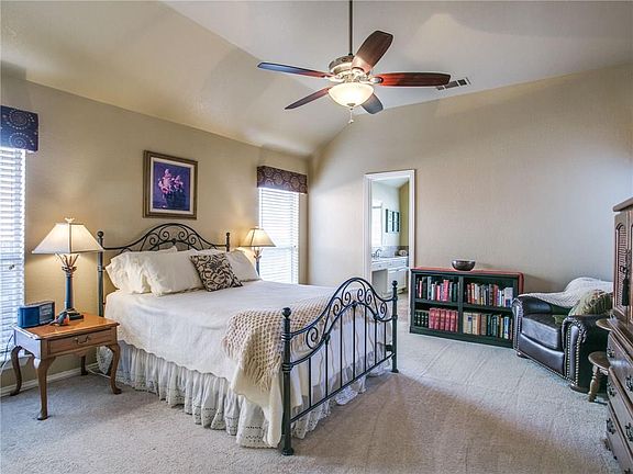4th image of 1411 The Lakes Ct