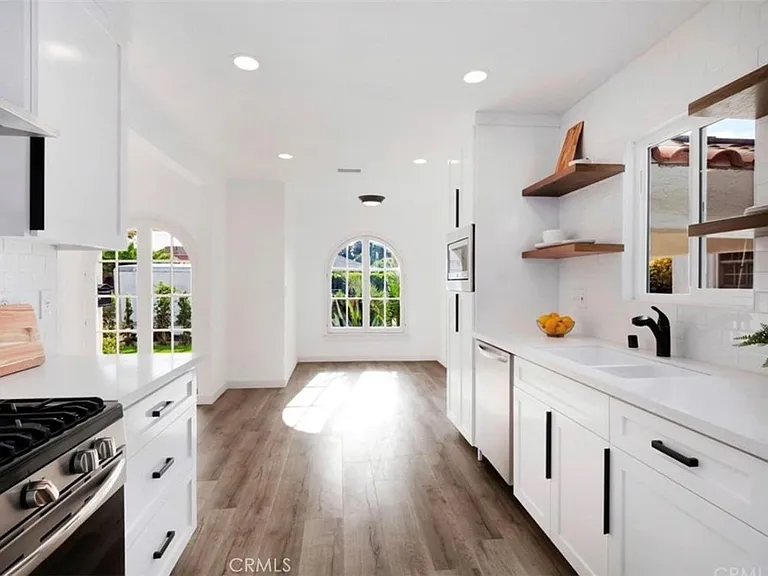 2121 S Redondo Blvd — Photo 9