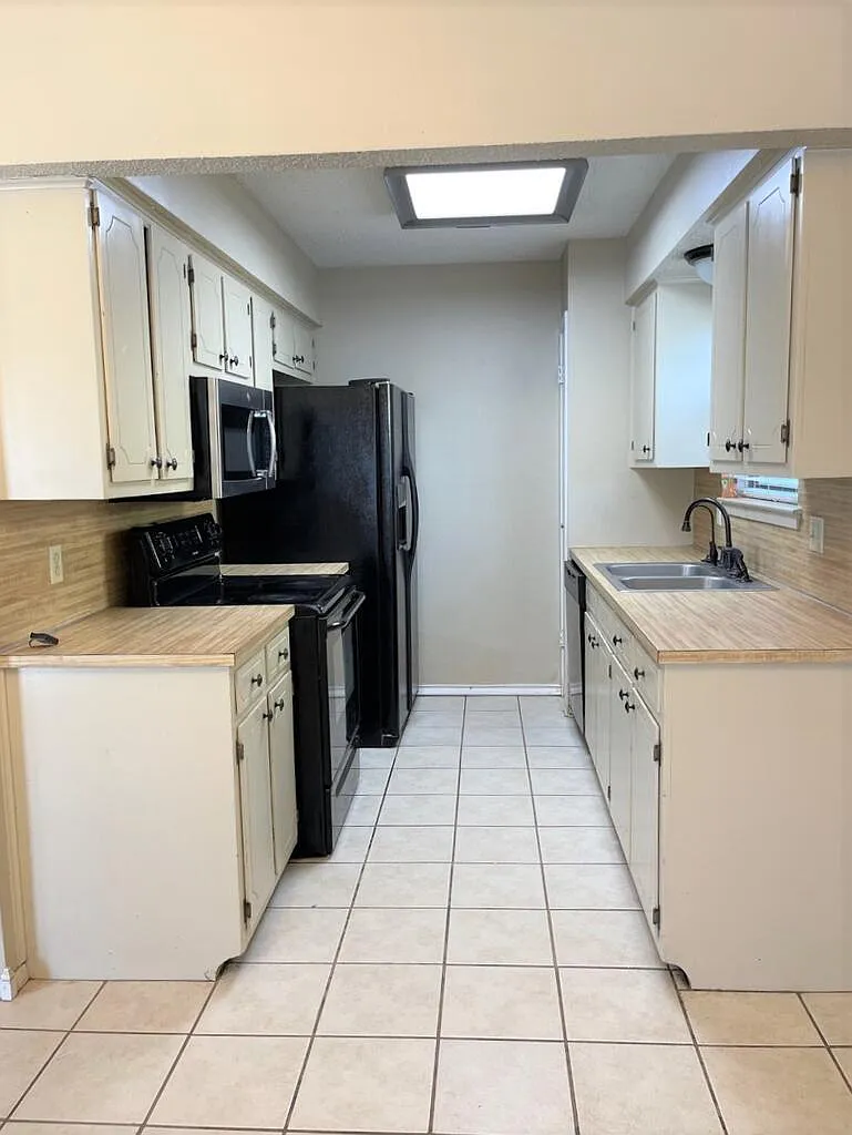 3 bed, 2.0 bath, 1400 sqft, $2,195 — Photo 4