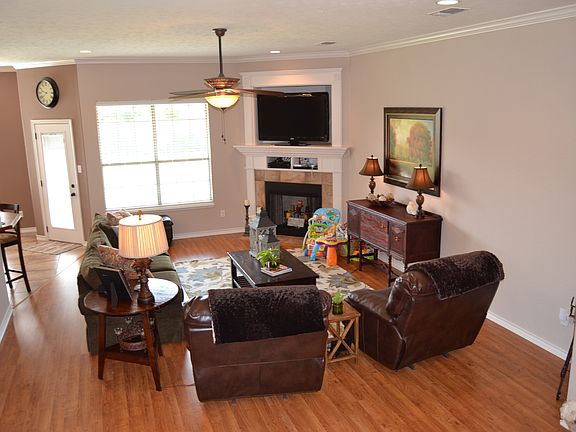 3rd image of 415 Meadowridge Cir