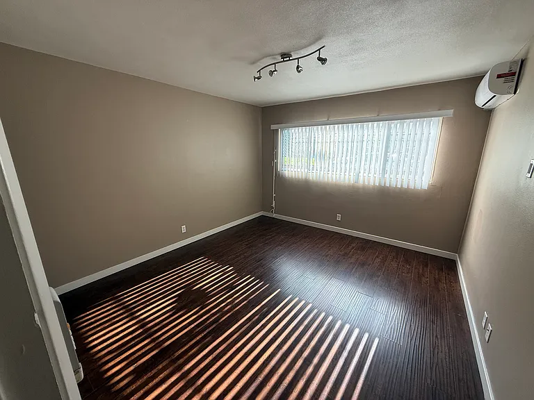 1123 W 37th Dr #3 — Photo 6