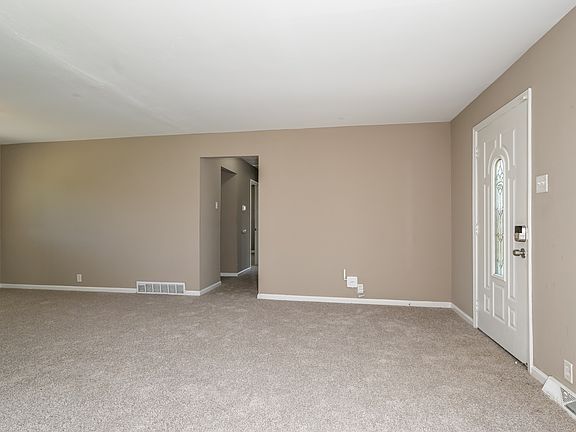 4th image of 8 Ridgelawn Ct
