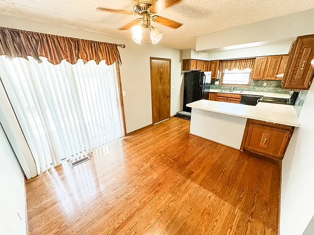 3 bed, 2230 sqft, $2,195 — Photo 4