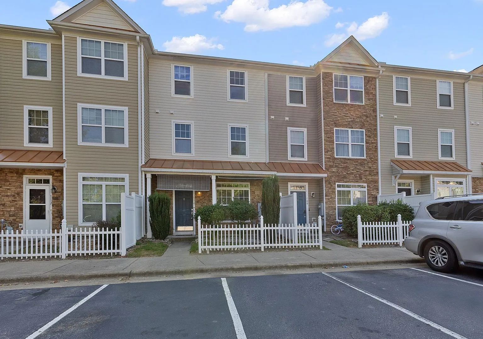 **3bd / 2.5ba Townhome In Prime Location** — Photo 2