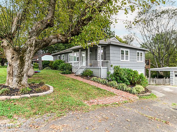 3rd image of 1217 Glenoaks Dr