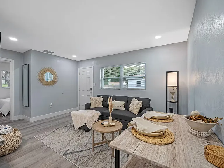 4313 W Woodlawn Ave — Photo 12