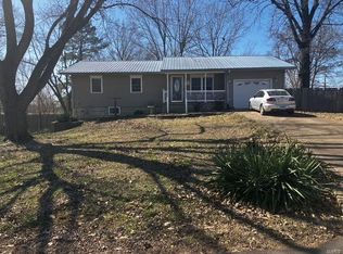 911 N Poplar St, Dexter, MO 63841