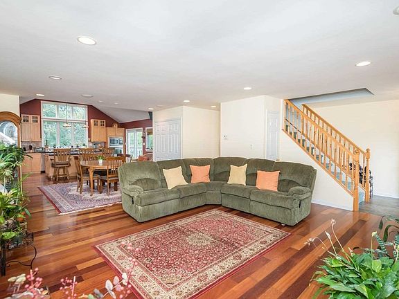 4th image of 208 Gruber Ct