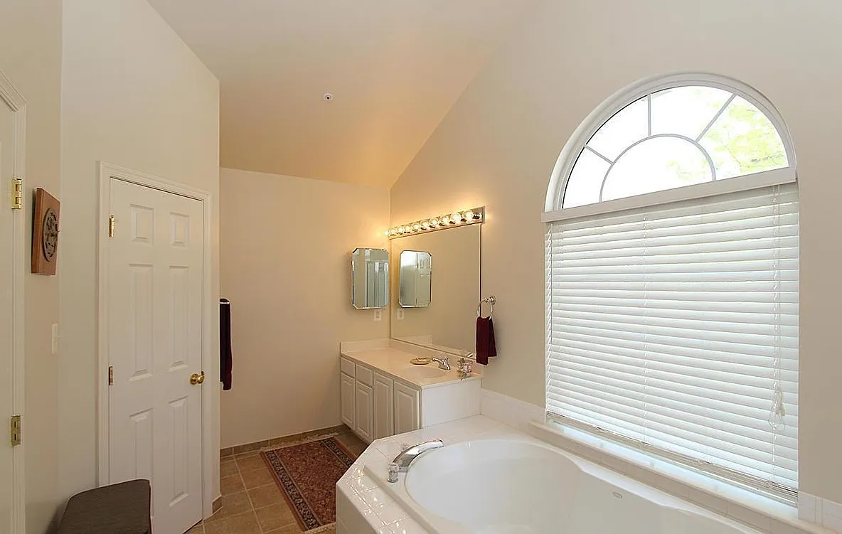 4 bed, 2536 sqft, $3,890 — Photo 3