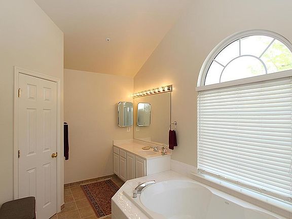 3rd image of 537 Longhorn Cres